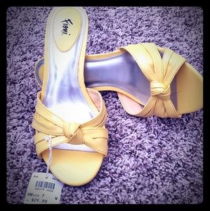 Butter yellow slides, size 7